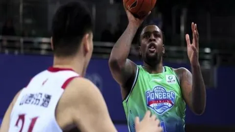 《挑战中绽放光芒：弗兰克展现赛场精彩瞬间》